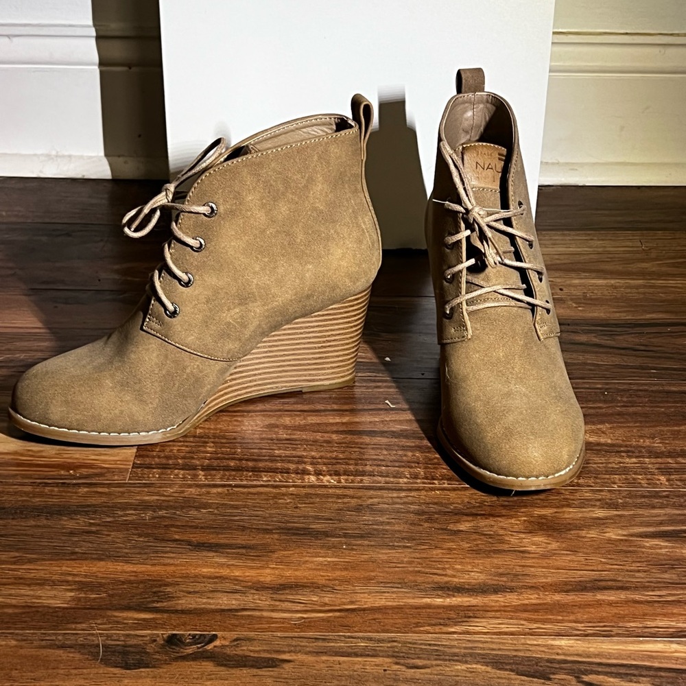 Heeled booties, beige color. Never worn good condition